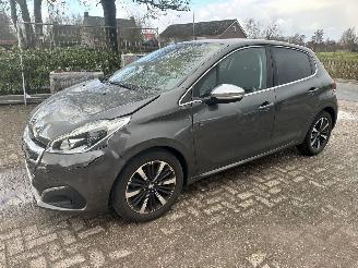 skadebil auto Peugeot 208 1.2 tech edition 2019/10