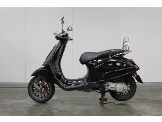 krockskadad bil bromfiets Vespa  Sprint BROM 2019/4