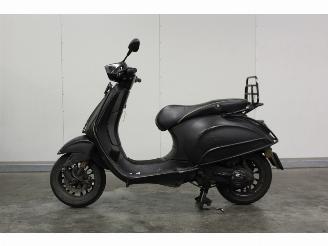 krockskadad bil bromfiets Vespa  Sprint SNOR 2014/4