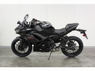 krockskadad bil motor Kawasaki Ninja 650 2025 1 km! 2025