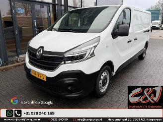 krockskadad bil bedrijf Renault Trafic  2020/4