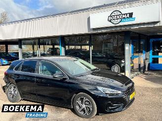 Damaged car Hyundai I-30 1.5 T-GDi MHEV Stoel/Stuur Verwarming + Ventilatie Navigatie Camera 2020/11