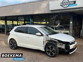 krockskadad bil auto Volkswagen Polo 1.0 TSI Highline R-Line LED Stoelverw. Navi Climate Cruise 2019/5