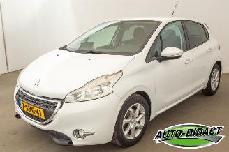 damaged passenger cars Peugeot 208 1.2 e-VTi Automaat Blue Lease 2013/11