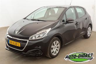 damaged passenger cars Peugeot 208 1.2 Automaat Airco Navi PureTech Active 2018/1