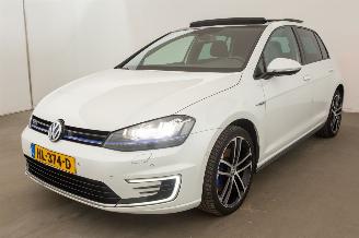 Schadeauto Volkswagen Golf 1.4 TSI GTE Pano Clima Navi 2015/11