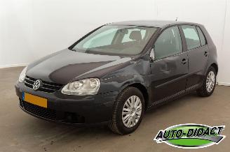 krockskadad bil auto Volkswagen Golf 1.6 FSI  85KW Turijn Airco 2006/8