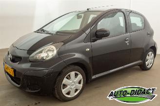 uszkodzony samochody osobowe Toyota Aygo 1.0-12V Comfort Navigator 2011/1