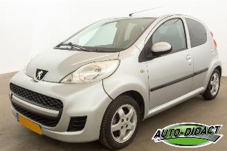 damaged passenger cars Peugeot 107 1.0-12V Black & Silver 2012/1