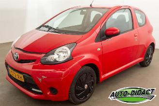damaged passenger cars Toyota Aygo 1.0 VVT-i Airco 79.200 km Comfort 2013/3