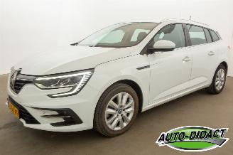 damaged passenger cars Renault Mégane 1.6 E-Tech Plug-In Hybrid 160 Equilibre 2023/3