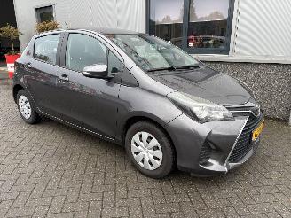 uszkodzony samochody osobowe Toyota Yaris 1.0 VVT-i Aspiration 2015/2