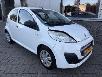 uszkodzony samochody osobowe Peugeot 107 1.0 12V 5drs 2013/1