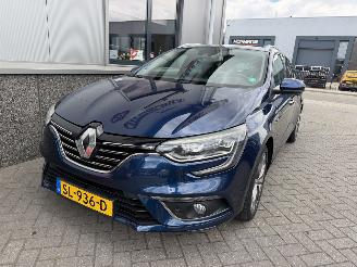 damaged passenger cars Renault Mégane 1.2 TCe Serie Signature Exclusiv 2018/5