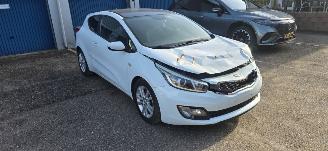 skadebil auto Kia Cee d 3dr weinig schade 2013/9