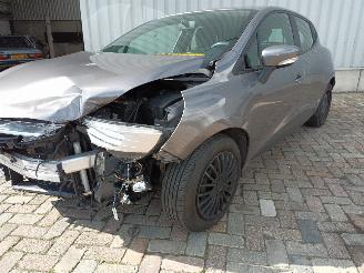 Auto incidentate Renault Clio Clio IV (5R) Hatchback 5-drs 0.9 Energy TCE 90 12V (H4B-400(H4B-A4)) [=
66kW]  (11-2012/...) 2014/7