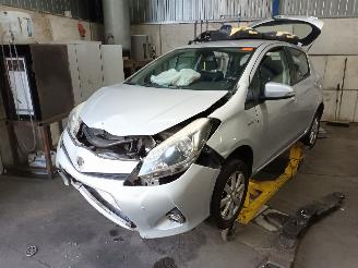 demontáž osobní automobily Toyota Yaris Yaris III (P13) Hatchback 1.5 16V Hybrid (1NZ-FXE) [74kW]  (03-2012/09=
-2020) 2013