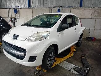 Autoverwertung Peugeot 107 107 Hatchback 1.0 12V (384F(1KR)) [50kW]  (06-2005/05-2014) 2011