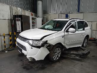 Salvage car Mitsubishi Outlander Outlander (GF/GG) SUV 2.0 16V PHEV 4x4 (S61) [147kW]  (01-2014/12-2021=
) 2014