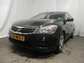krockskadad bil auto Kia Cee d Cee'd Sporty Wagon (EDF) Combi 1.4 16V (G4FA) [66kW]  (07-2009/12-2012=
) 2011/1