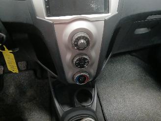 Toyota Yaris Yaris II (P9) Hatchback 1.3 16V VVT-i (2SZFE) [64kW]  (08-2005/11-2010=
) picture 17