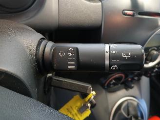 Mazda 2 2 (DE) Hatchback 1.4 CDVi 16V (Y4) [50kW]  (01-2008/11-2010) picture 13