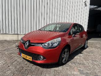 Voiture accidenté Renault Clio Clio IV (5R) Hatchback 5-drs 0.9 Energy TCE 90 12V (H4B-400(H4B-A4)) [=
66kW]  (11-2012/08-2021) 2013/8