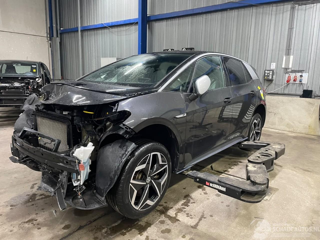 Volkswagen ID.3 ID.3 (E11/E12) Hatchback 5-drs First, Life, Pro 58 kWh (EBJC) [150kW] =
 (11-2019/...)