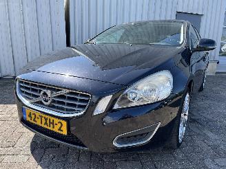krockskadad bil auto Volvo V-60 V60 I (FW/GW) Combi 1.6 T3 16V (B4164T3(Euro 5)) [110kW]  (09-2010/12-=
2015) 2012/4