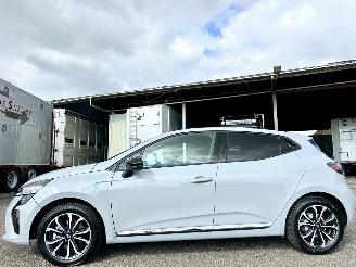 skadebil auto Renault Clio 1.6 E-Tech Full Hybrid 8-traps aut 145 techno - nap - virtual - keyless - navi - camera - front + line assist - pdc 2024/9
