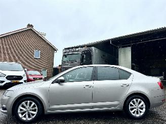 Unfallwagen Skoda Octavia 1.0 TSI 115pk 6-bak Greentech Amb Bus sedan - navi - clima - cruise - pdc v+a - licht + regensensor 2017/5