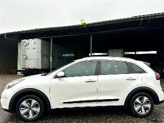 krockskadad bil auto Kia Niro 1.6 GDi Hybrid ExecutiveLine - 77dkm nap - navi - camera - trekh - pdc - half leer - line assist 2019/1