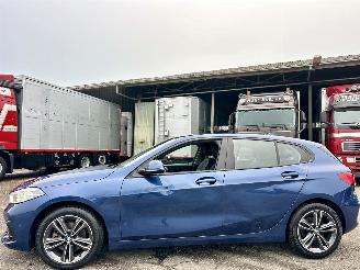 krockskadad bil auto BMW 1-serie Gereserveerd 118i 136pk 7-Traps aut High Exe - nap - virtual - nav - cam - front + line + park assist - leer + stoelverw - sfeerverl 2021/4