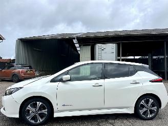 skadebil auto Nissan Leaf 40kWh 150pk aut n-connecta - 15dkm nap - 1e eig - keyless - 360 cam - navi - stuurverw - stoelverw v+a 2019/4