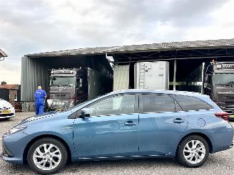 damaged passenger cars Toyota Auris Touring Sports 1.8 Hybrid 2016/6