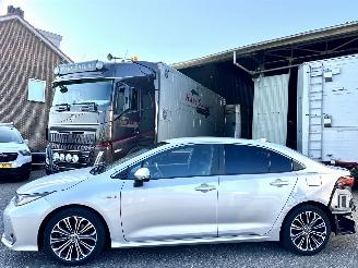 Auto incidentate Toyota Corolla 1.8 Hybrid 148pk aut first edition sedan - navi - camera - stuurverw - keyless - front + line + side assist 2019/8