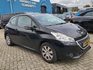 Vaurioauto  passenger cars Peugeot 208 1.0 VTi Access COOL  2E eigenaar motor loopt op 2 cil ,rijdt nog wel 2014/10