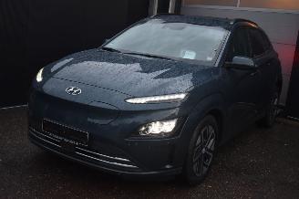 Damaged car Hyundai Kona 64Kwh Comfort 204Pk 3FASE *Navi/Clima/Camera/Stoelverwarming 2021/7