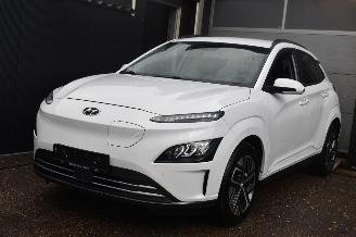 krockskadad bil auto Hyundai Kona 39Kwh Comfort 136Pk SOH 100% *Navi/Clima/Camera/Stoelverwarming 2021/9
