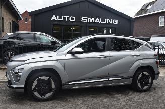 Auto incidentate Hyundai Kona 48.6Kwh Comfort Smart 135Pk 3FASE SOH 100% *Navi/Clima/Camera/stoelverwarming 2025/9