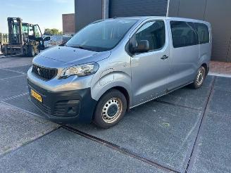 Damaged car Peugeot Expert 50Kwh Standard 9 personen 136Pk *Navi/Airco 2022/11