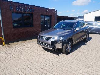 skadebil auto Volkswagen Touareg TERRAIN TECH 4 MOTION LEER XENON 2015/11