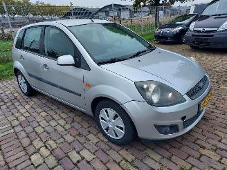 Unfallwagen Ford Fiesta 5 deurs + Apk 2006/4