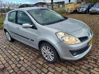 skadebil auto Renault Clio 1.2 5 deurs 2009/4