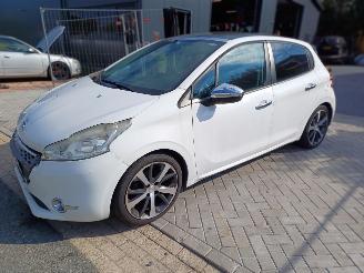 Vaurioauto  passenger cars Peugeot 208 1.4 HDI 2013/6