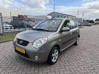 Vaurioauto  passenger cars Kia Picanto 1.0 46kw AIRCO 2010/2