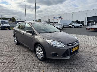 skadebil auto Ford Focus 1.6 TDCi 77Kw Airco Euro5 2013/4