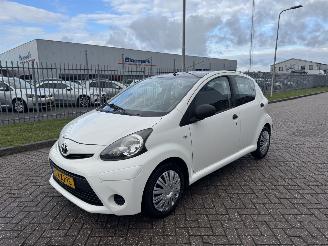 Vaurioauto  passenger cars Toyota Aygo 1.0 VVT-i  50Kw AIRCO 2013/8