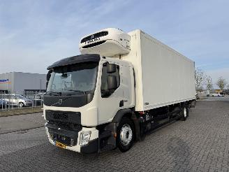 krockskadad bil vrachtwagen Volvo FE 280 Euro6  THERMO KING 2018/1