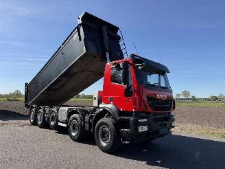 krockskadad bil vrachtwagen Iveco Trakker 450 Euro6 2021/2